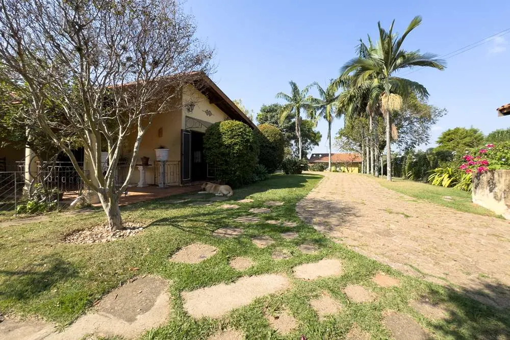 Fachada e jardim arborizado · Casa térrea em terreno arborizado em Vinhedo