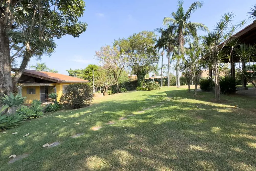 Jardim gramado com árvores maduras · Casa térrea em terreno arborizado em Vinhedo