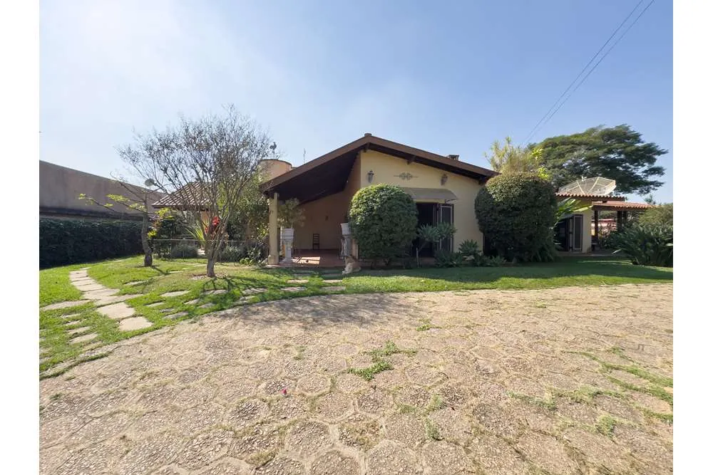 Fachada térrea vista do jardim · Casa térrea em terreno arborizado em Vinhedo