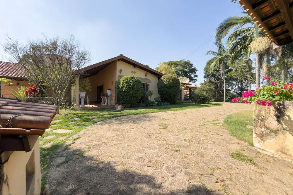 Casa e área externa · Casa térrea em terreno arborizado em Vinhedo