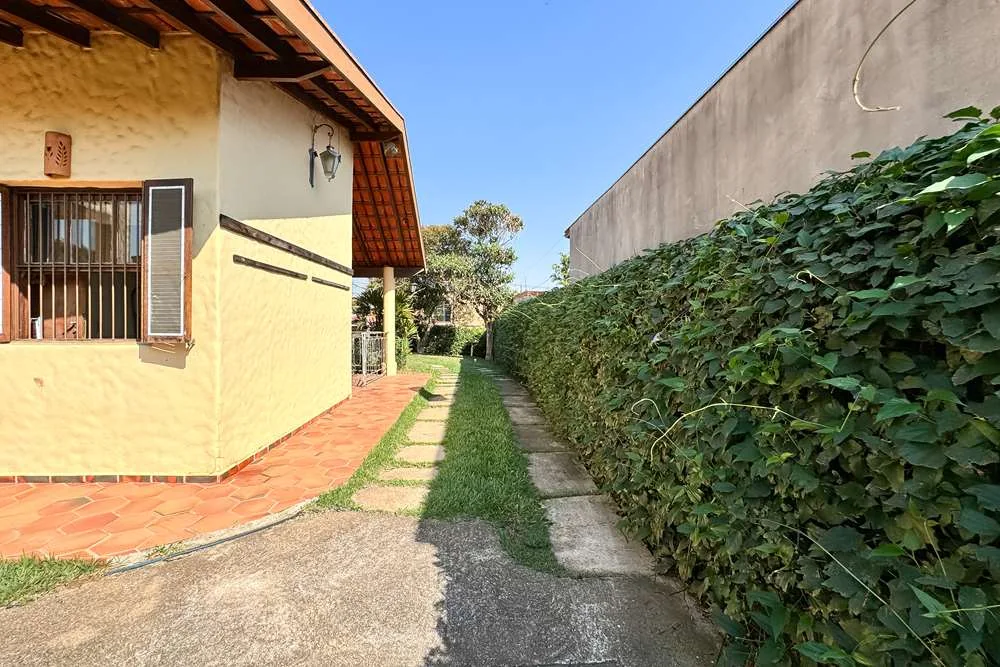 Lateral da casa e corredor verde · Casa térrea em terreno arborizado em Vinhedo