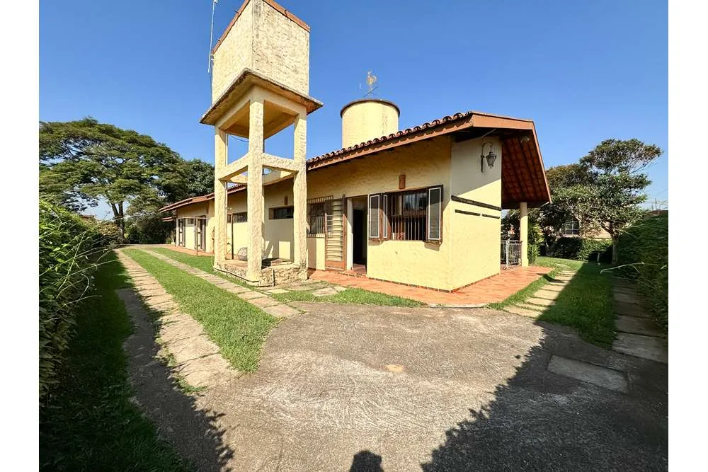 Torre e fachada principal · Casa térrea em terreno arborizado em Vinhedo