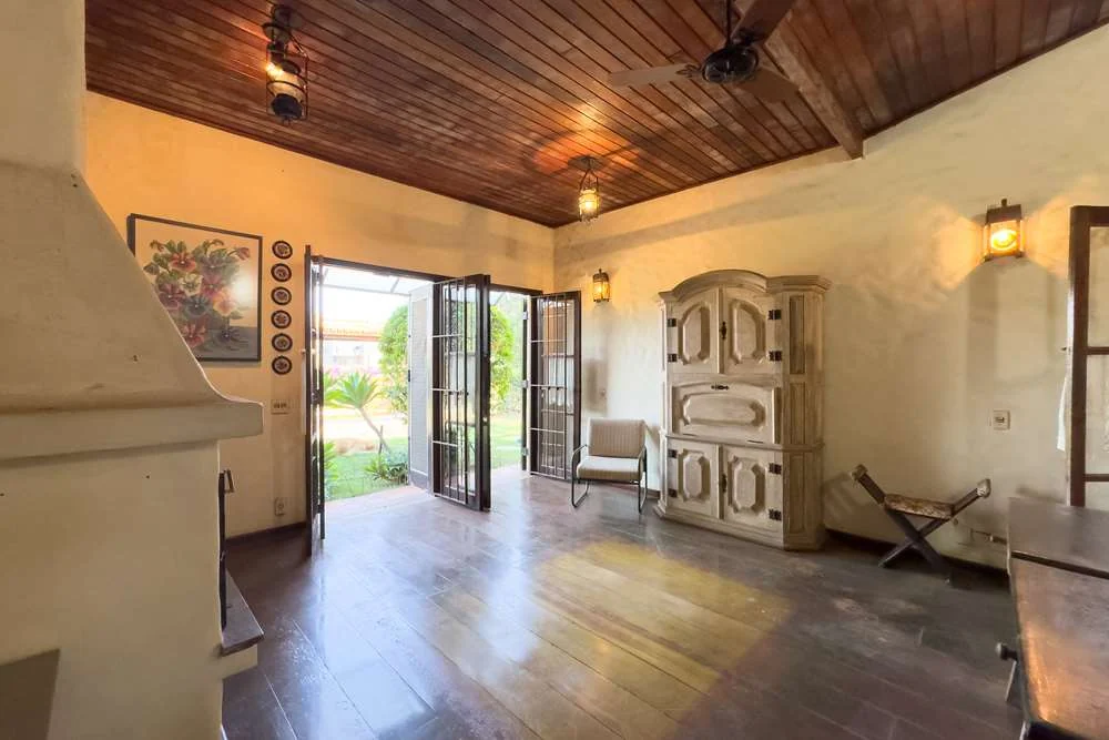Sala de estar com lareira · Casa térrea em terreno arborizado em Vinhedo