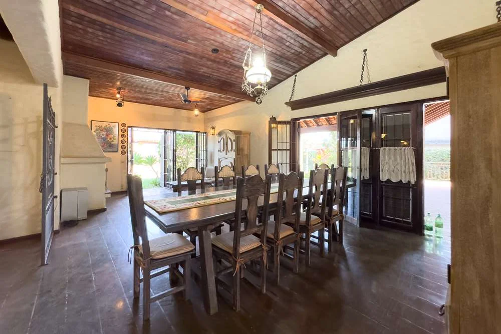 Mesa de jantar sob o teto de madeira · Casa térrea em terreno arborizado em Vinhedo