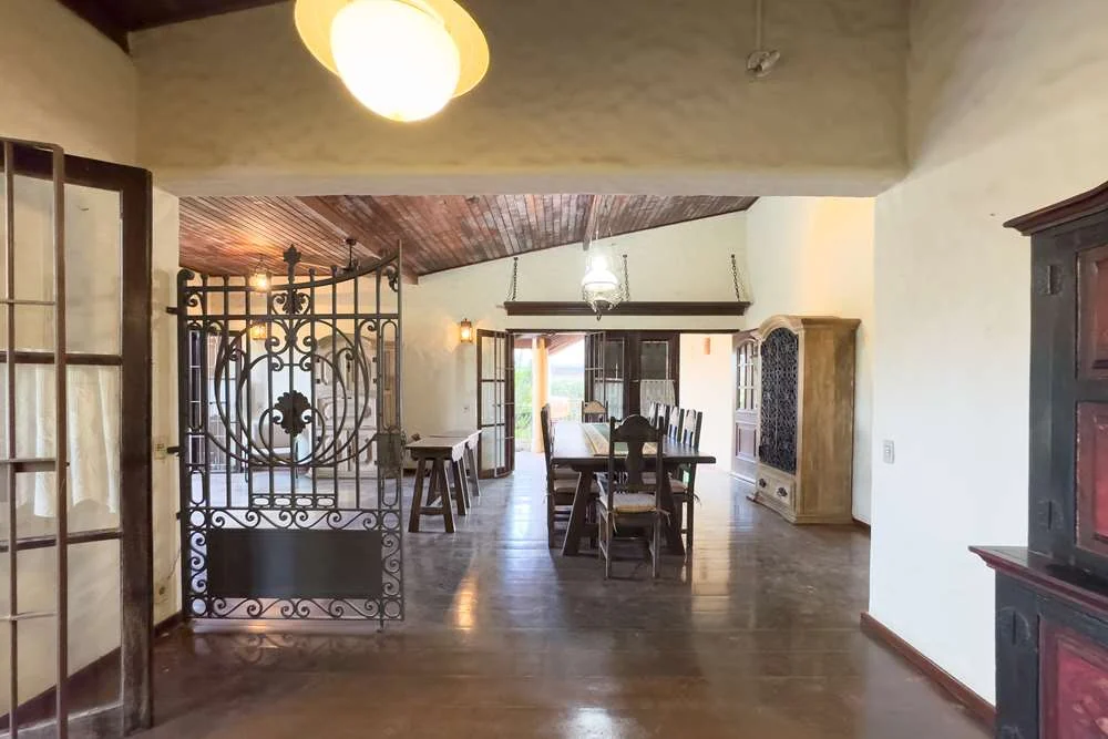 Hall com portão de ferro trabalhado · Casa térrea em terreno arborizado em Vinhedo