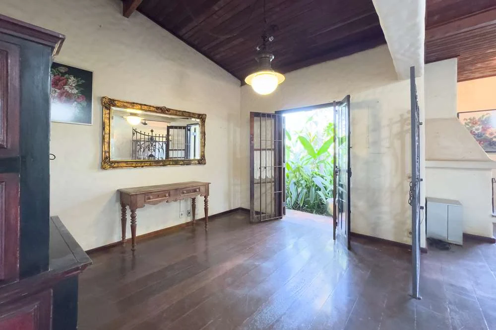 Sala de entrada com pé direito alto · Casa térrea em terreno arborizado em Vinhedo