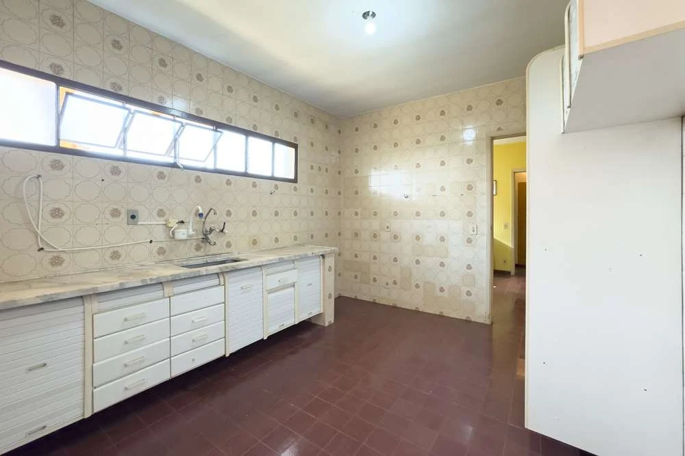 Cozinha com armários e bancada · Casa térrea em terreno arborizado em Vinhedo