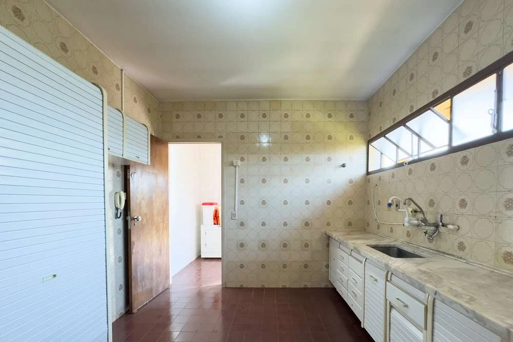 Área de serviço e despensa · Casa térrea em terreno arborizado em Vinhedo