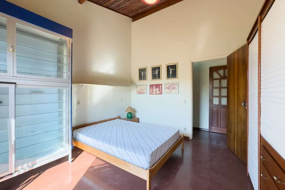 Dormitório com janela para o jardim · Casa térrea em terreno arborizado em Vinhedo
