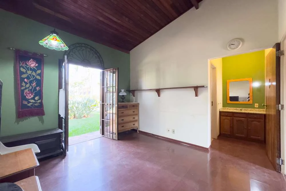 Suíte com acesso ao banheiro · Casa térrea em terreno arborizado em Vinhedo