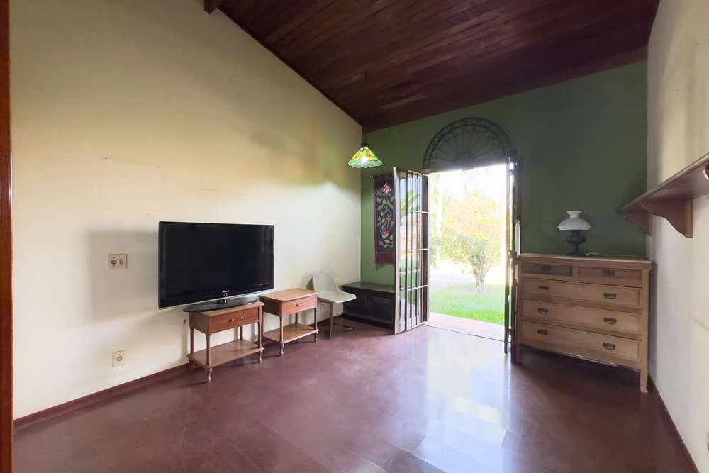 Dormitório com porta para o jardim · Casa térrea em terreno arborizado em Vinhedo