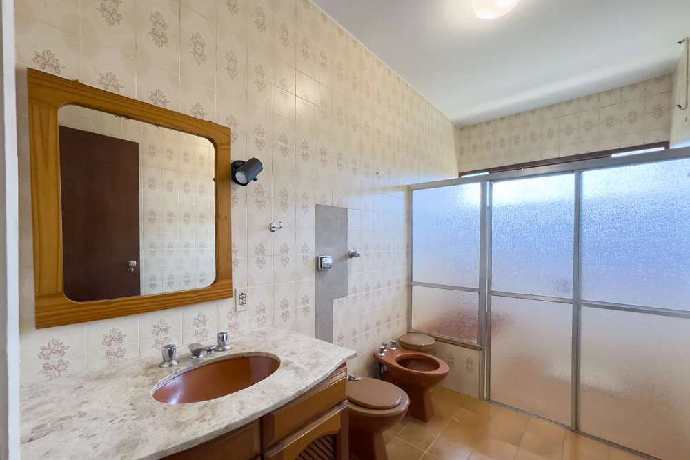 Banheiro com bancada de mármore · Casa térrea em terreno arborizado em Vinhedo