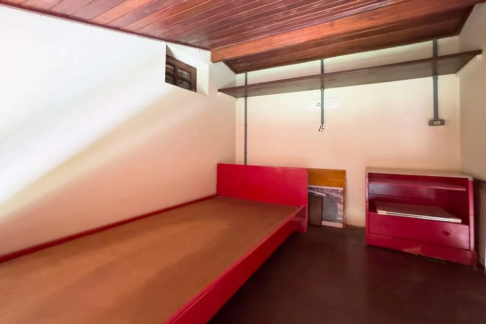 Ambiente com bancada e teto de madeira · Casa térrea em terreno arborizado em Vinhedo