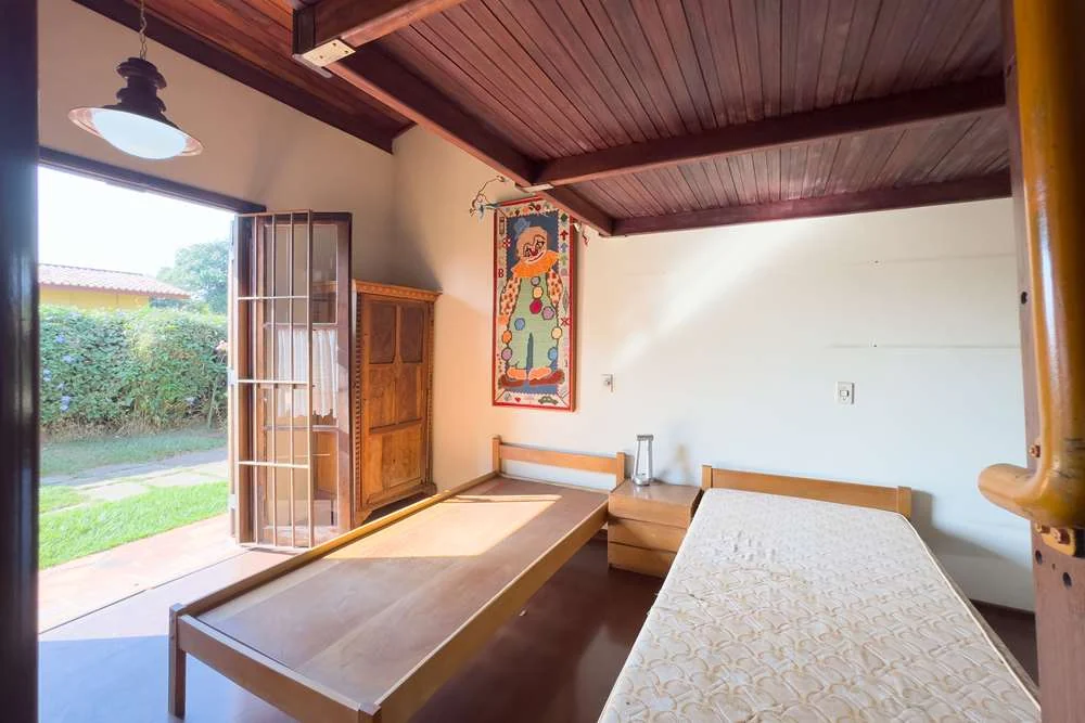 Dormitório com teto de madeira · Casa térrea em terreno arborizado em Vinhedo