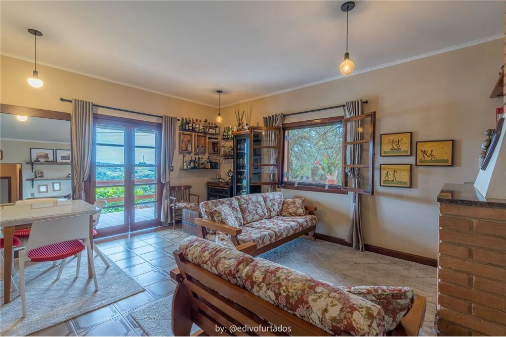 Sala de estar e jantar, com saída para a varanda · Casa térrea mobiliada com vista em Vinhedo