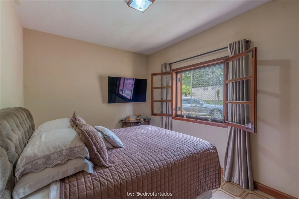 Suíte com armários embutidos · Casa térrea mobiliada com vista em Vinhedo