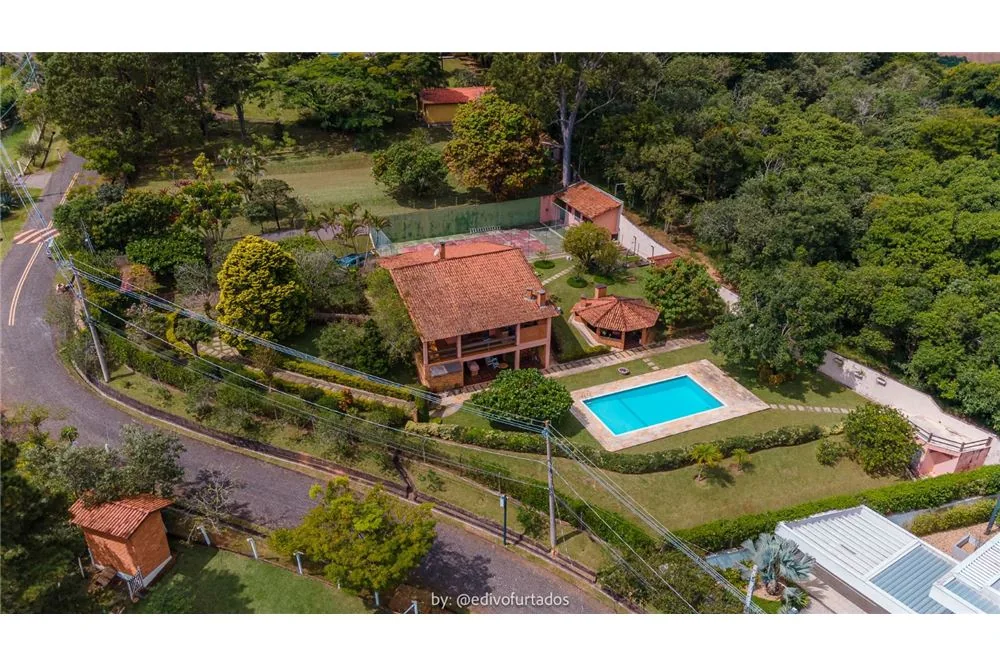 Vista aérea da casa e do terreno · Casa térrea mobiliada com vista em Vinhedo