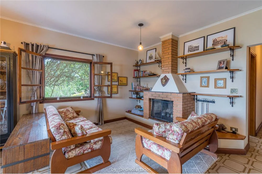 Sala de estar com lareira · Casa térrea mobiliada com vista em Vinhedo