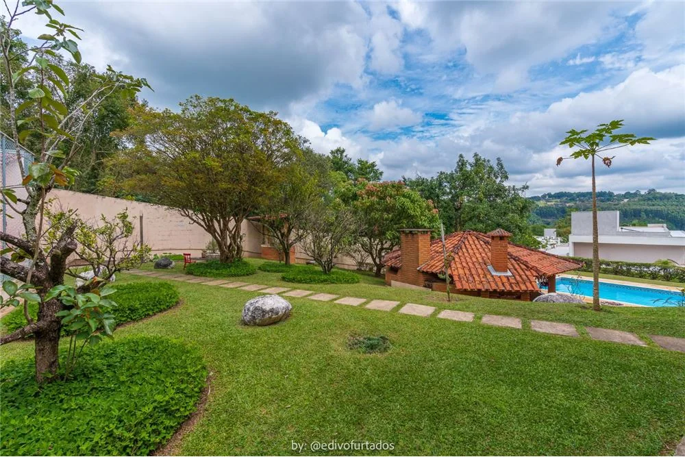 Quintal gramado com a piscina ao fundo · Casa térrea mobiliada com vista em Vinhedo