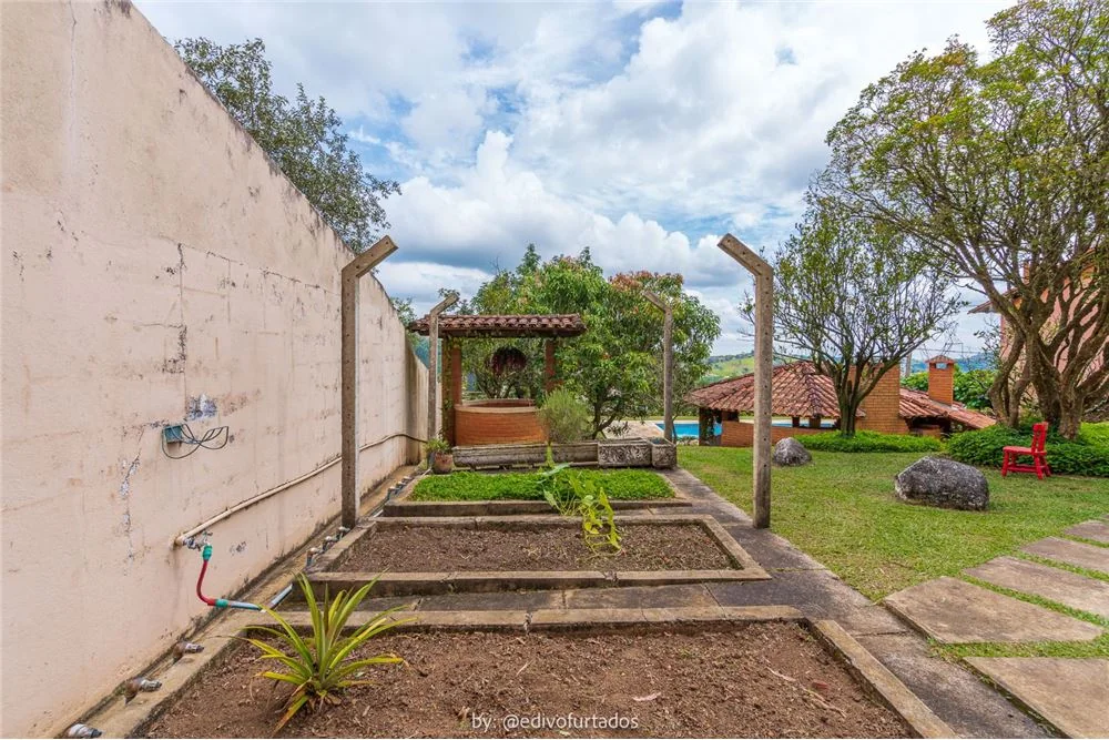 Horta e área de serviço nos fundos · Casa térrea mobiliada com vista em Vinhedo