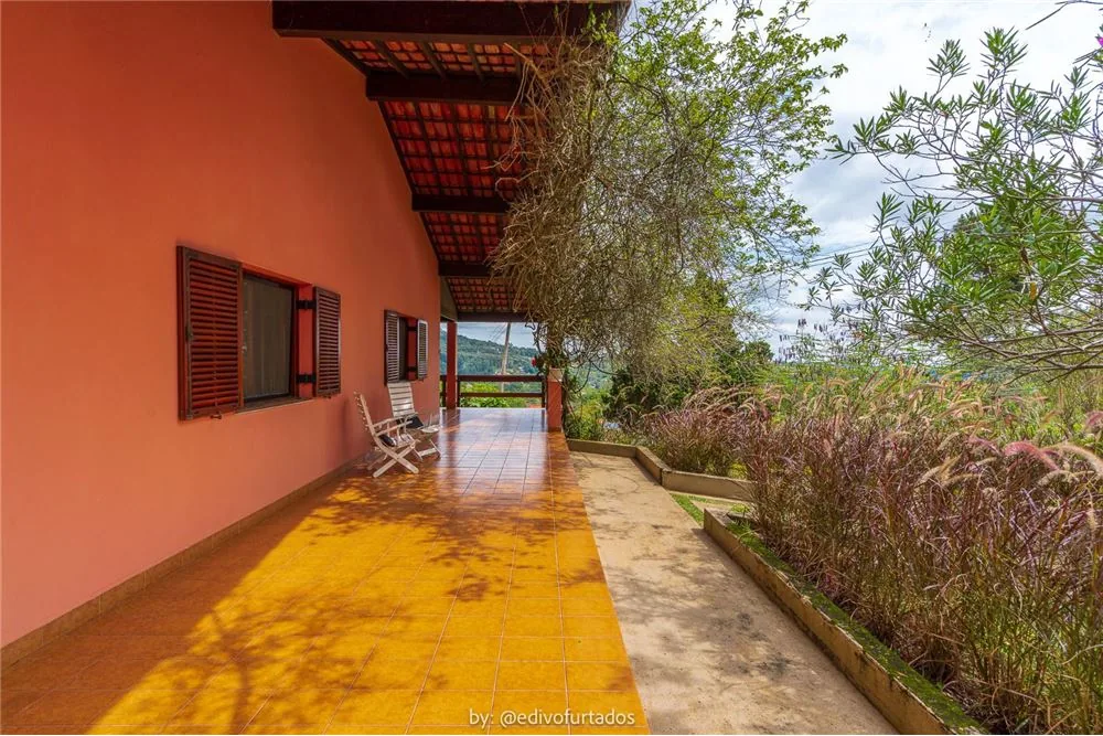 Varanda lateral e jardim · Casa térrea mobiliada com vista em Vinhedo
