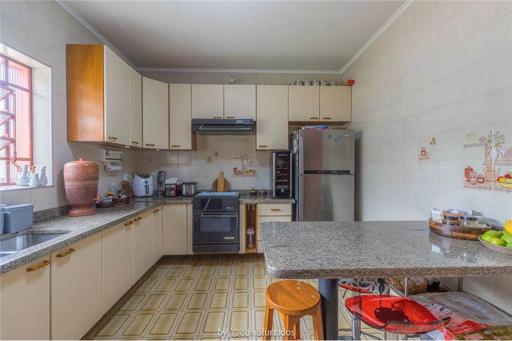 Cozinha ampla com armários planejados · Casa térrea mobiliada com vista em Vinhedo