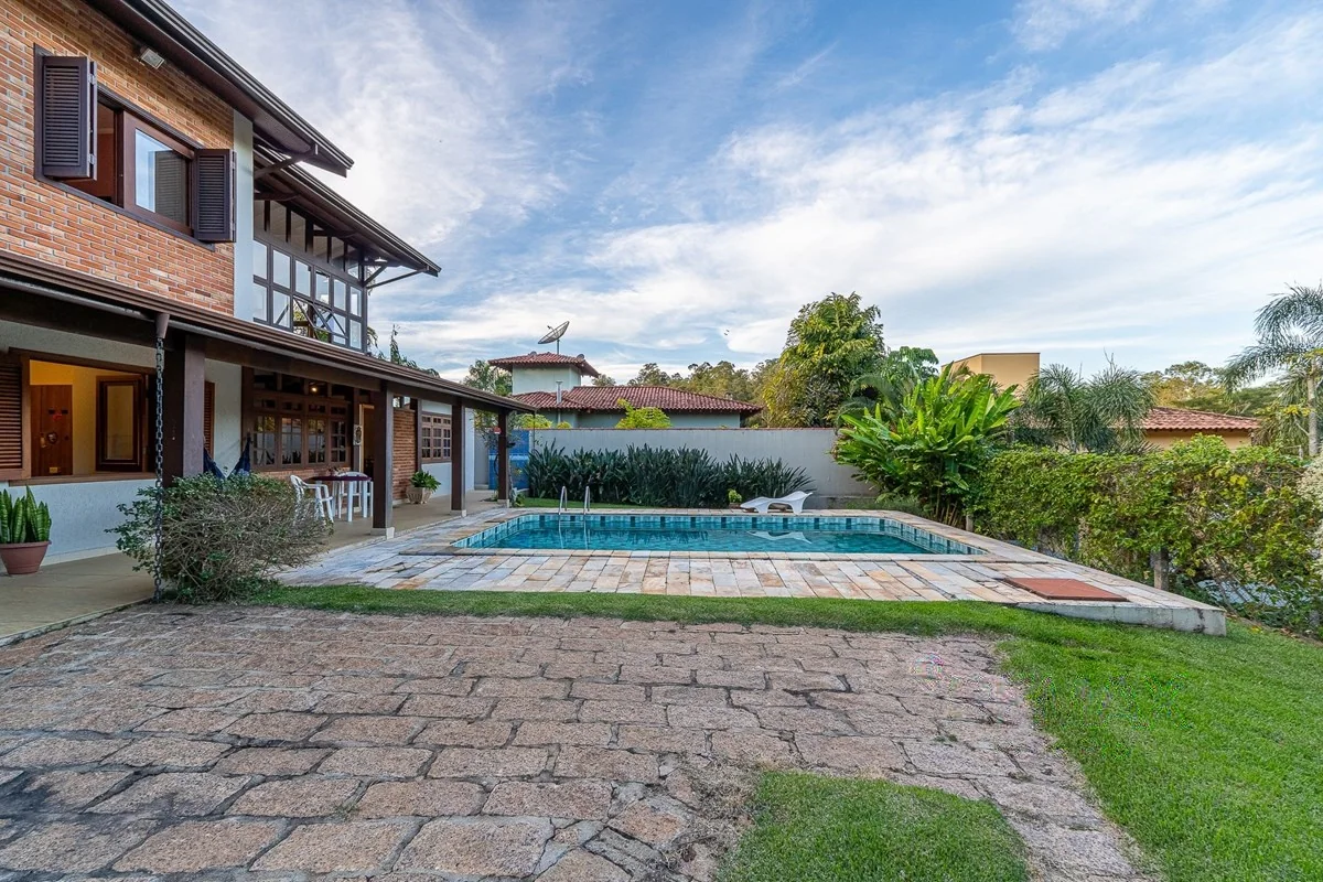 Piscina e deck de pedra · Casa em condomínio com 3 suítes em Vinhedo
