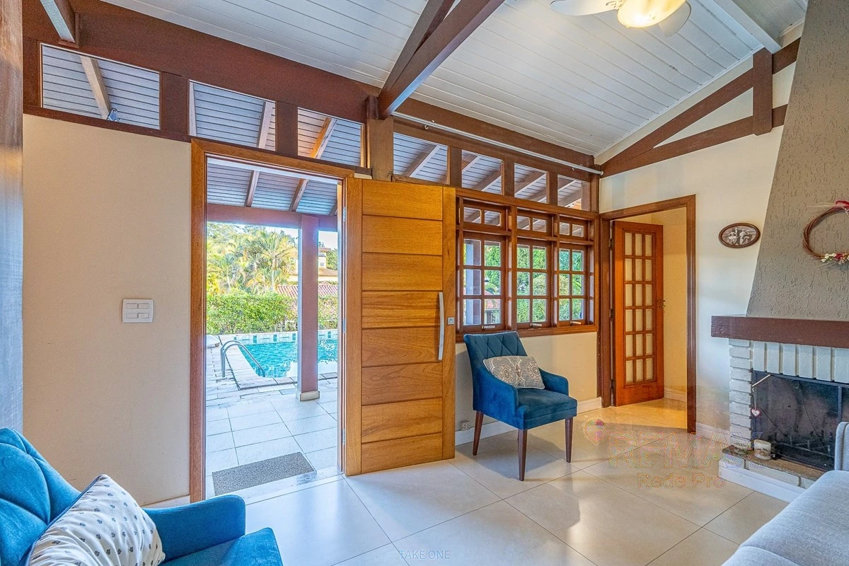 Sala de estar com lareira, aberta para a piscina · Casa em condomínio com 3 suítes em Vinhedo