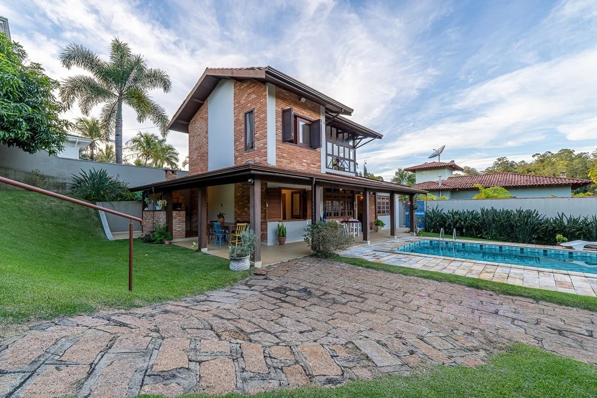 Fachada dos fundos e jardim gramado · Casa em condomínio com 3 suítes em Vinhedo