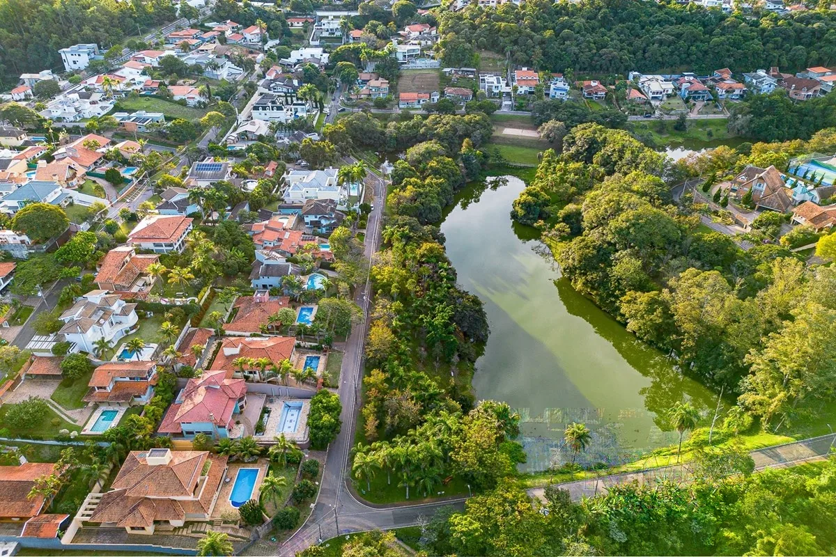 Vista aérea do lago e das ruas arborizadas · Casa em condomínio com 3 suítes em Vinhedo