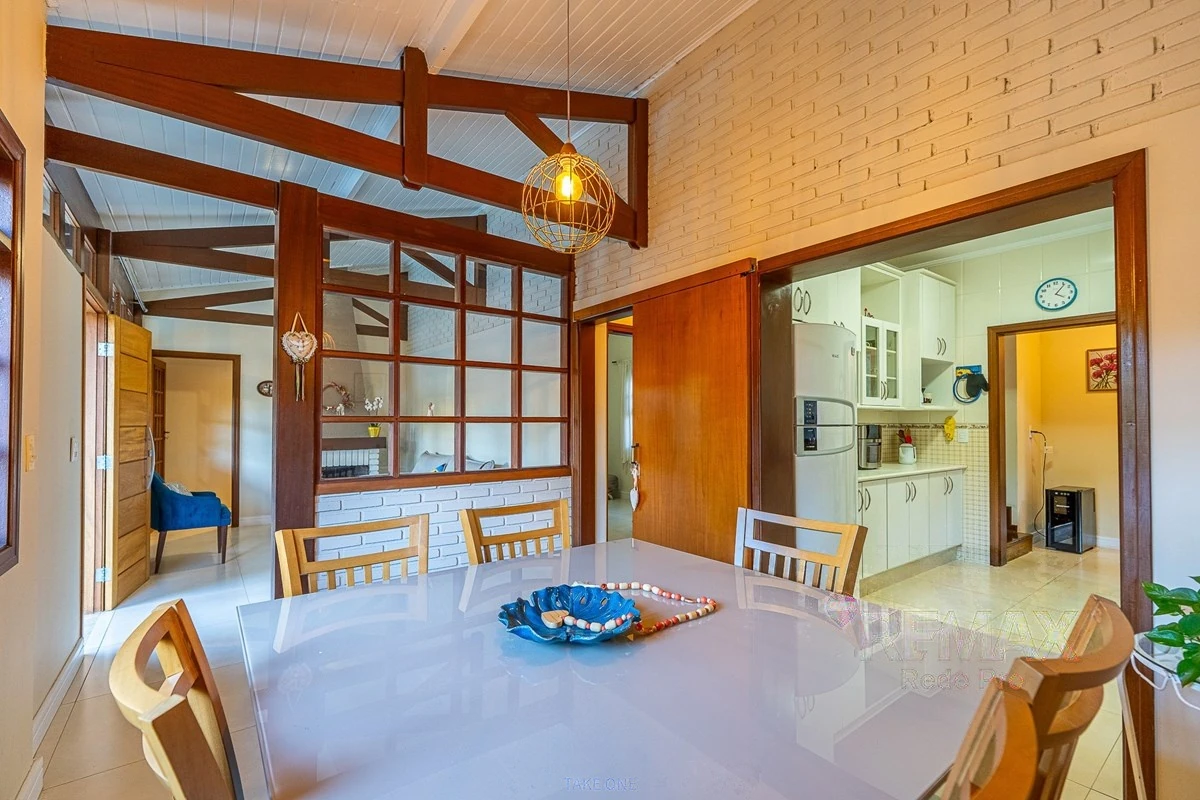 Sala de jantar integrada à cozinha · Casa em condomínio com 3 suítes em Vinhedo