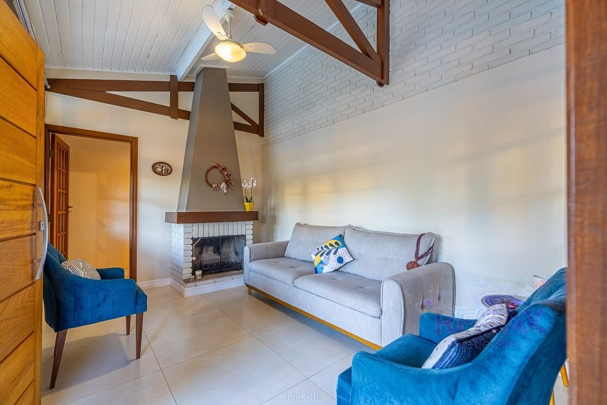 Lareira da sala de estar · Casa em condomínio com 3 suítes em Vinhedo