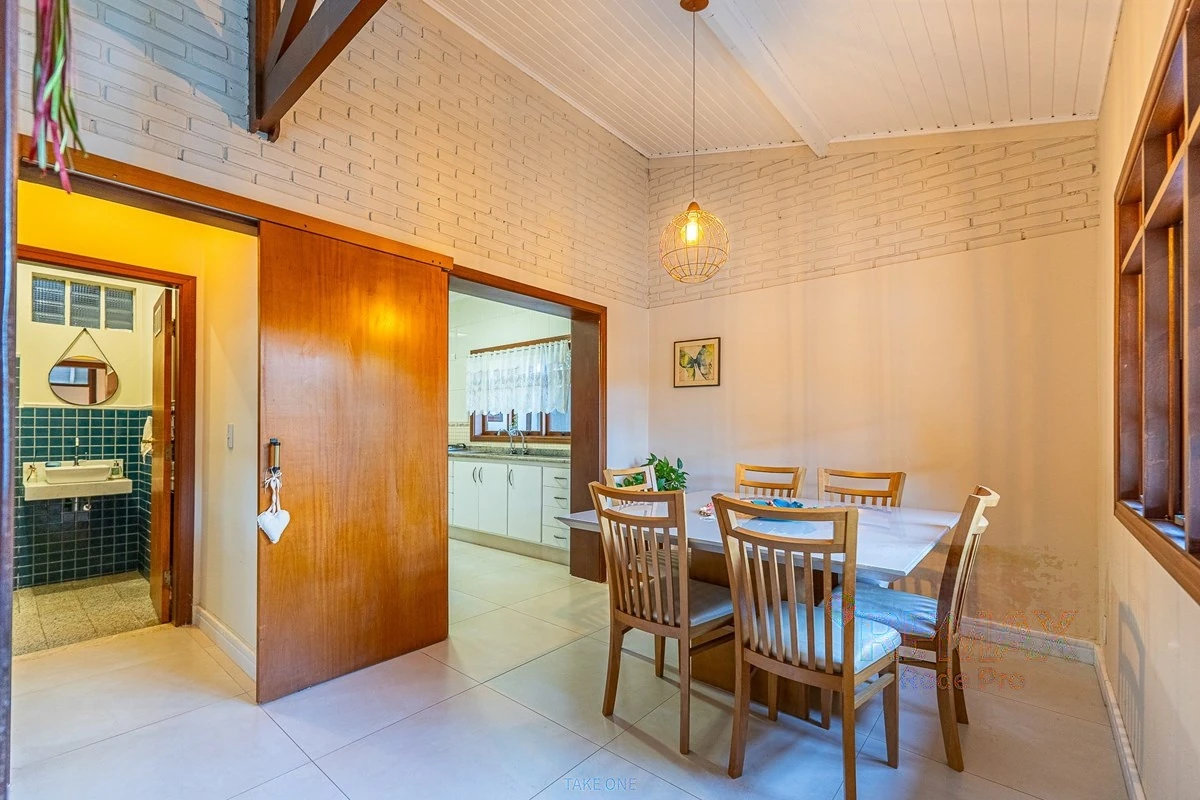Passagem entre a cozinha e a sala de jantar · Casa em condomínio com 3 suítes em Vinhedo