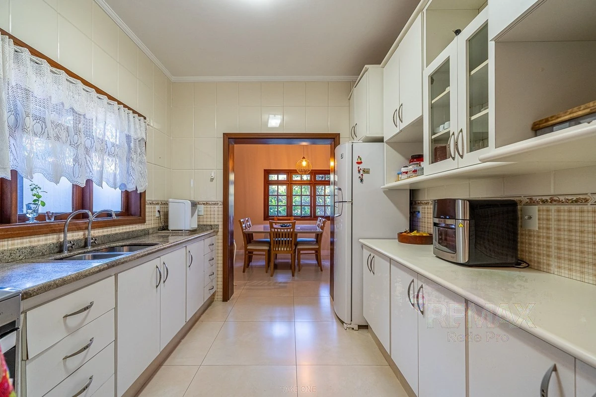 Cozinha com armários e bancada · Casa em condomínio com 3 suítes em Vinhedo