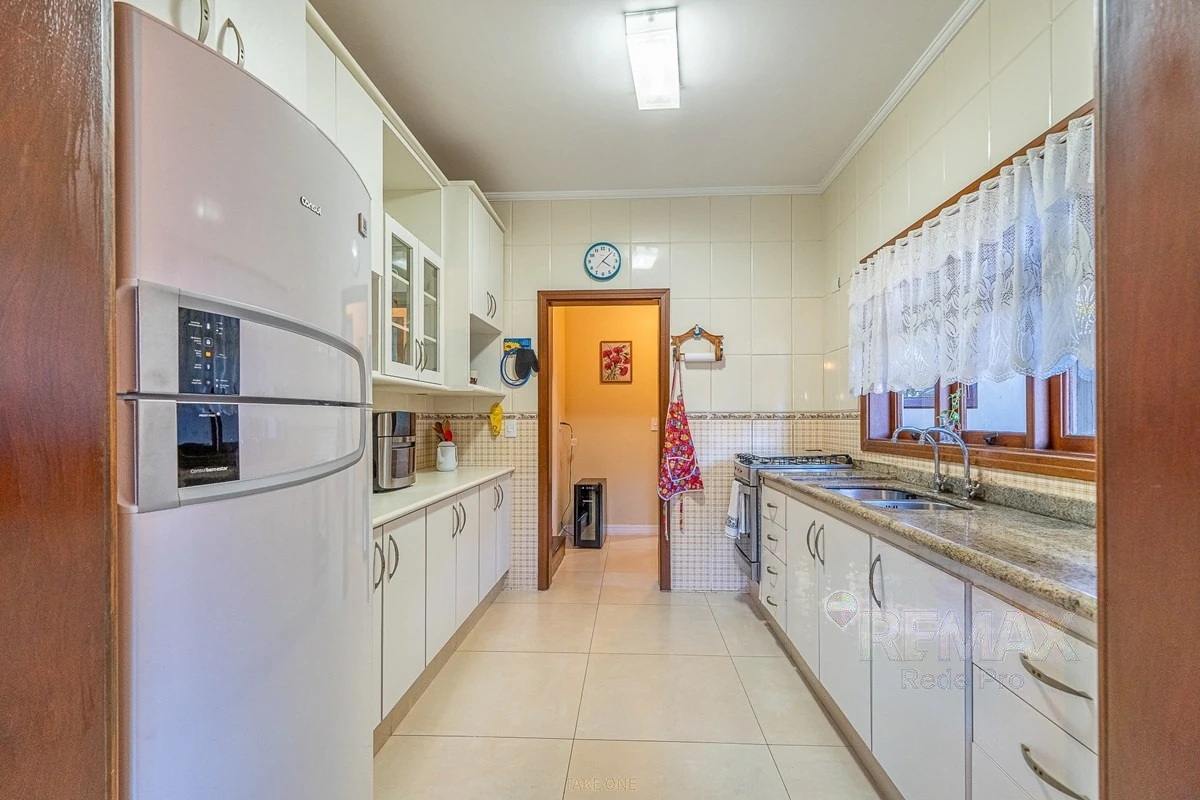 Cozinha vista da área de serviço · Casa em condomínio com 3 suítes em Vinhedo