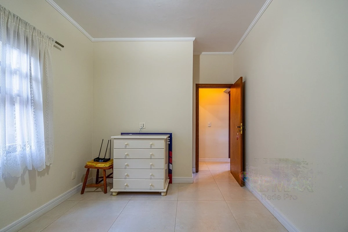 Dormitório com janela para o jardim · Casa em condomínio com 3 suítes em Vinhedo