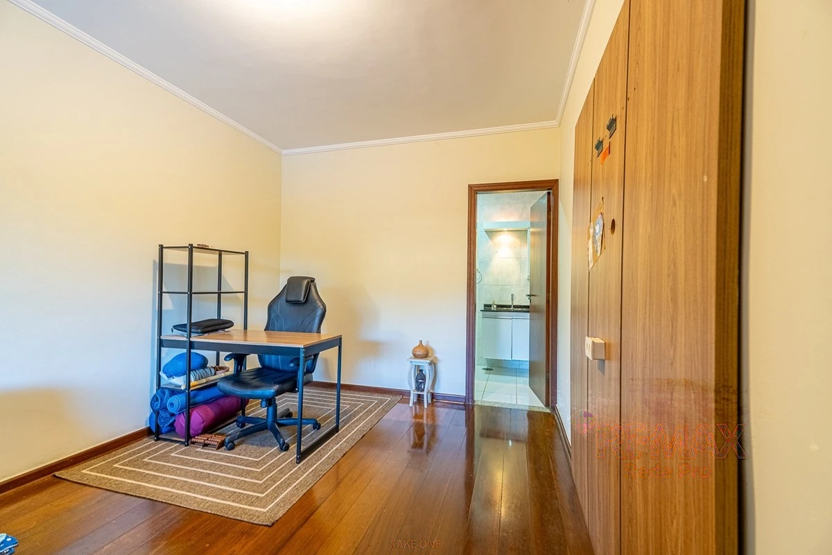 Sala de estudos no piso superior · Casa em condomínio com 3 suítes em Vinhedo