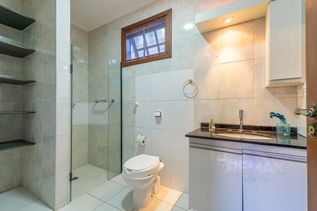 Banheiro de suíte com box · Casa em condomínio com 3 suítes em Vinhedo