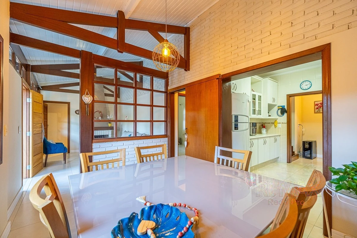 Sala de jantar e cozinha integradas · Casa em condomínio com 3 suítes em Vinhedo