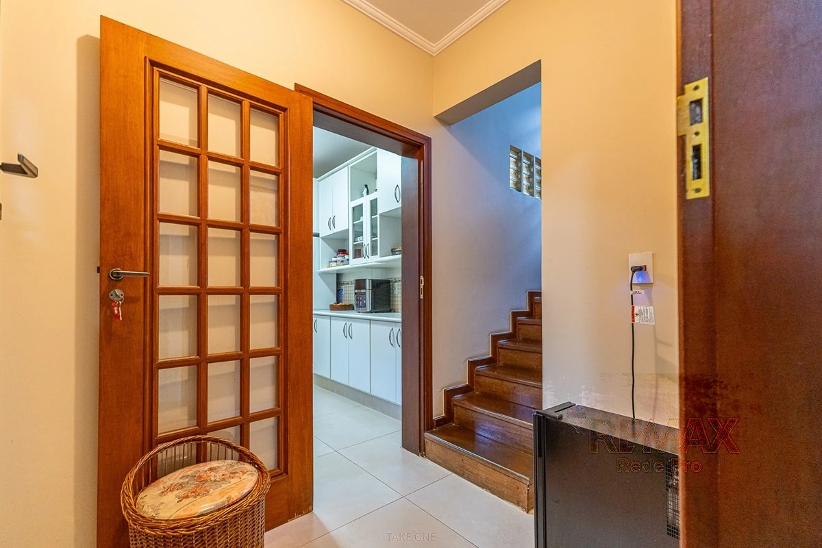 Portas de correr e escada para o piso superior · Casa em condomínio com 3 suítes em Vinhedo