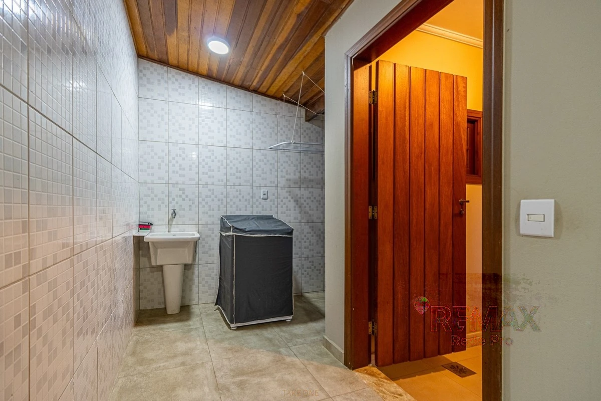 Área de serviço · Casa em condomínio com 3 suítes em Vinhedo
