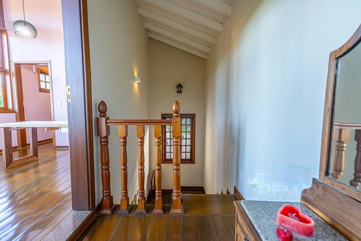 Escada de madeira e hall superior · Casa em condomínio com 3 suítes em Vinhedo