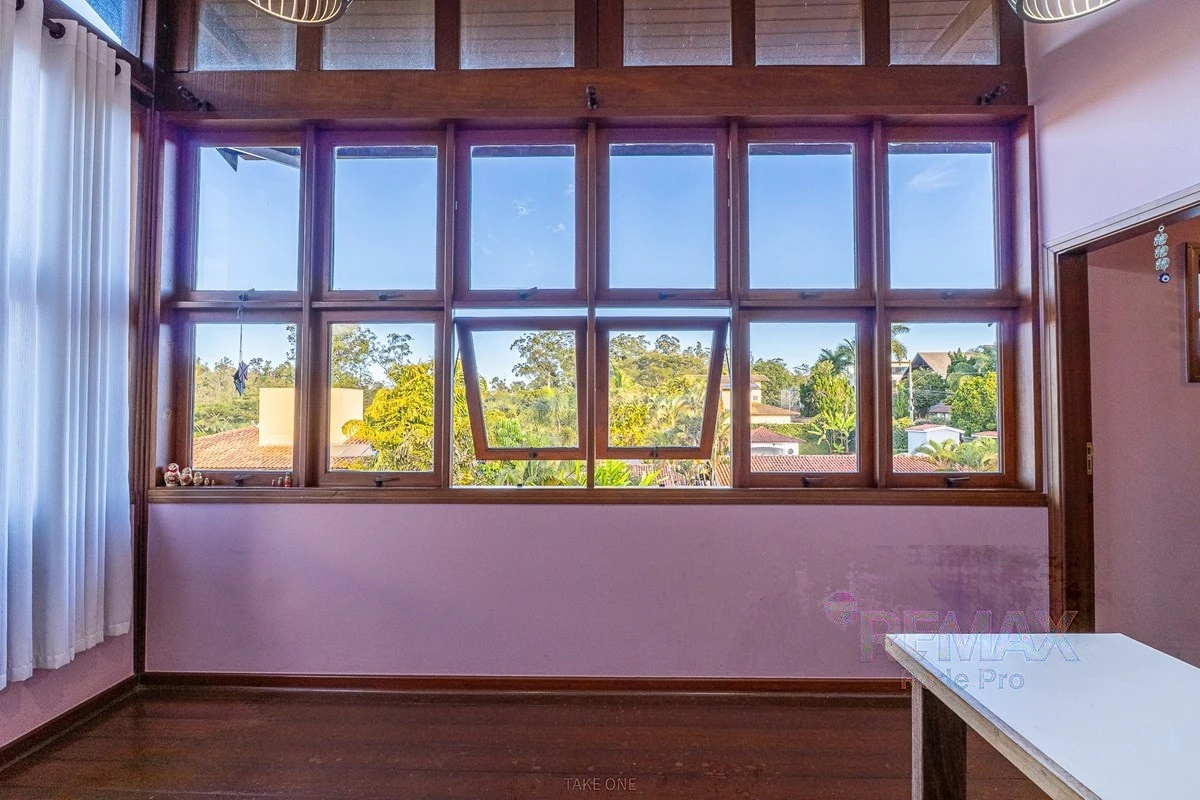 Escritório envidraçado com vista para o verde · Casa em condomínio com 3 suítes em Vinhedo