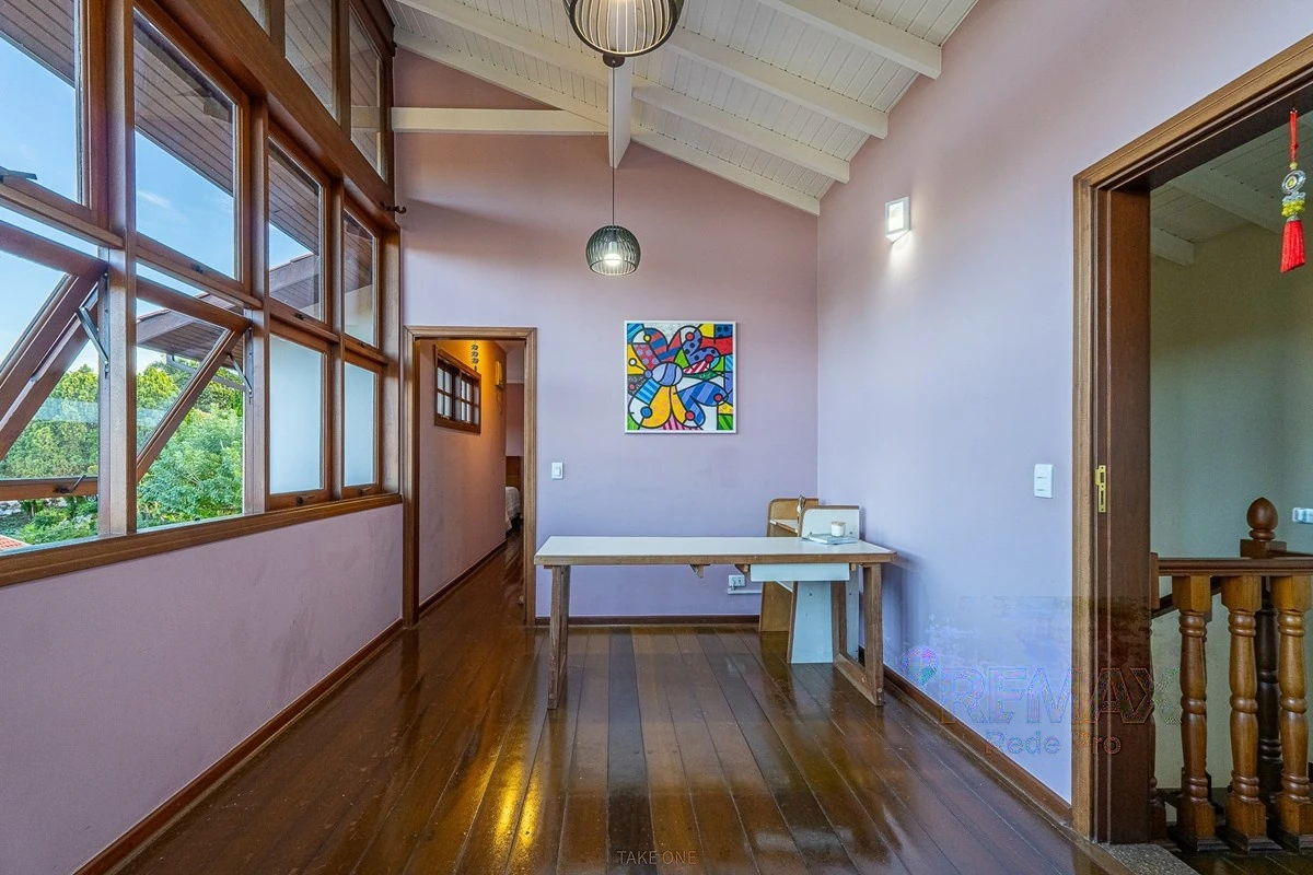 Home office no piso superior · Casa em condomínio com 3 suítes em Vinhedo