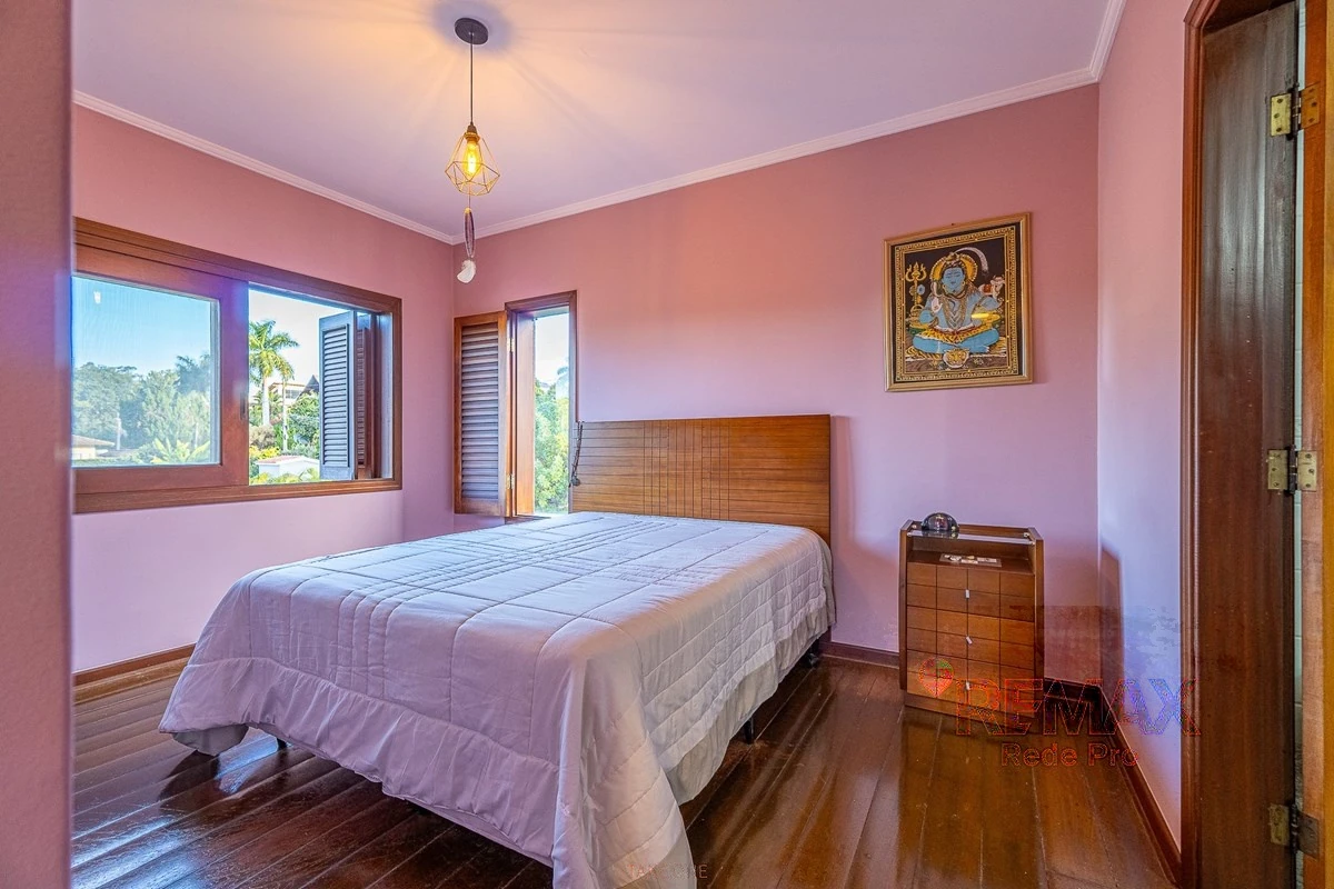 Suíte com janela para o jardim · Casa em condomínio com 3 suítes em Vinhedo