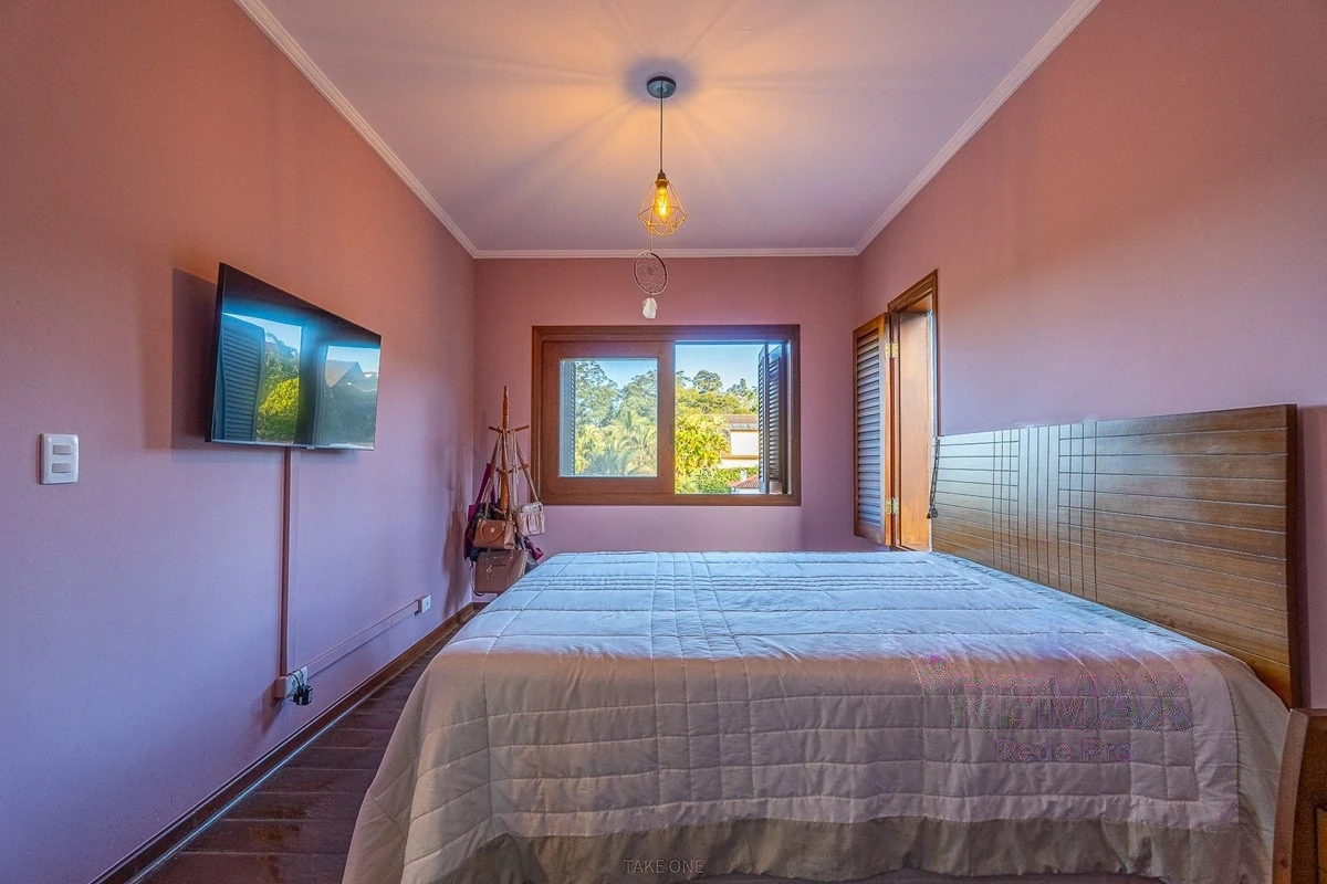 Suíte do piso superior · Casa em condomínio com 3 suítes em Vinhedo