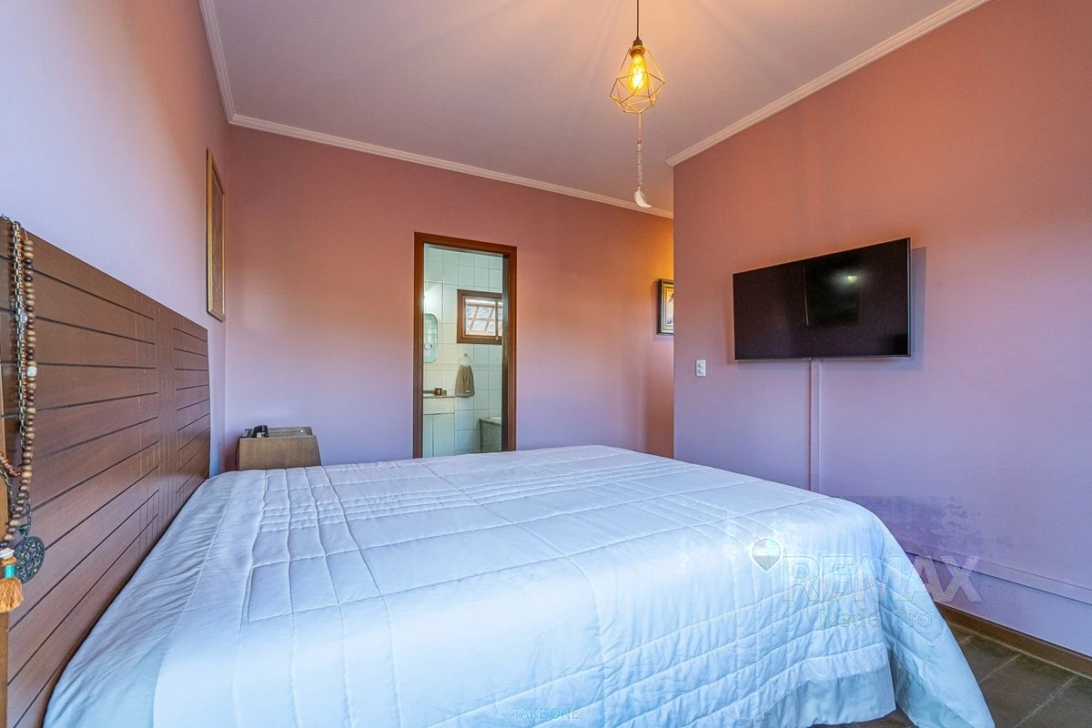 Suíte máster · Casa em condomínio com 3 suítes em Vinhedo
