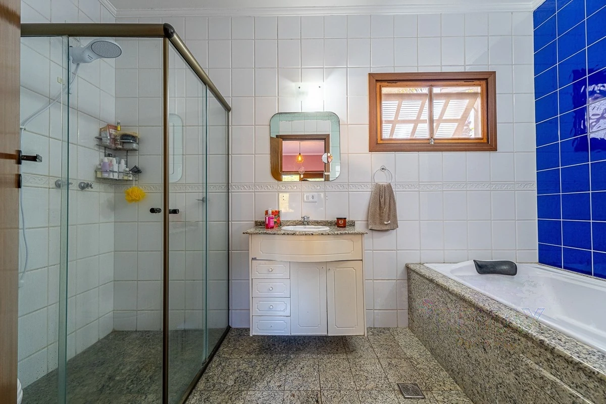 Banheiro da suíte máster, com box e banheira · Casa em condomínio com 3 suítes em Vinhedo