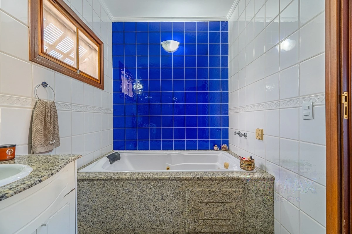 Banheira da suíte máster · Casa em condomínio com 3 suítes em Vinhedo