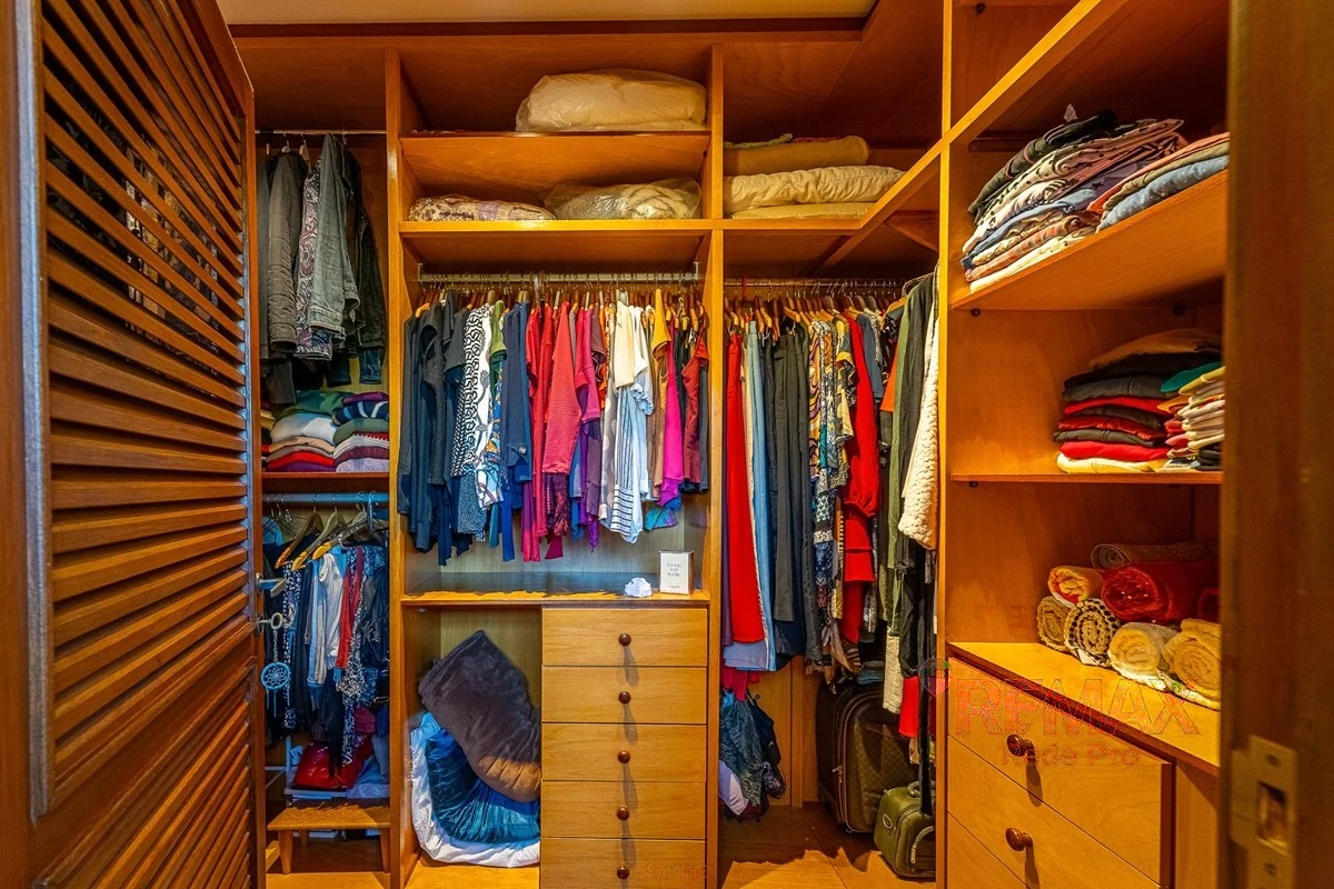 Closet da suíte máster · Casa em condomínio com 3 suítes em Vinhedo